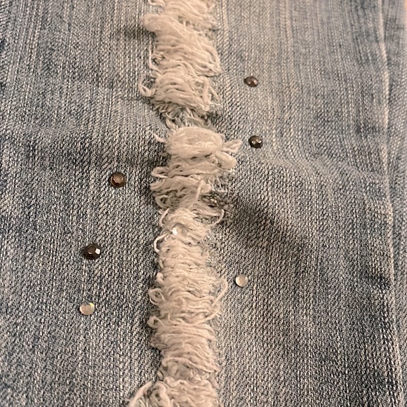 Paparazzi Light Wash Distressed Jeans in Junior’s size 9/10 - Picture 7 of 12